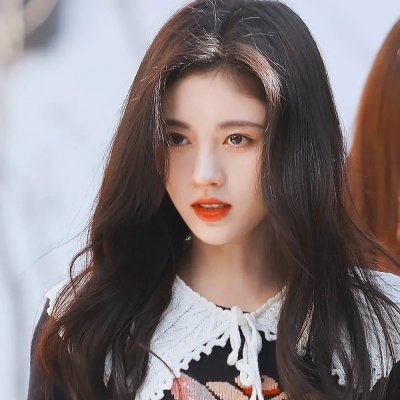 女孩向前走